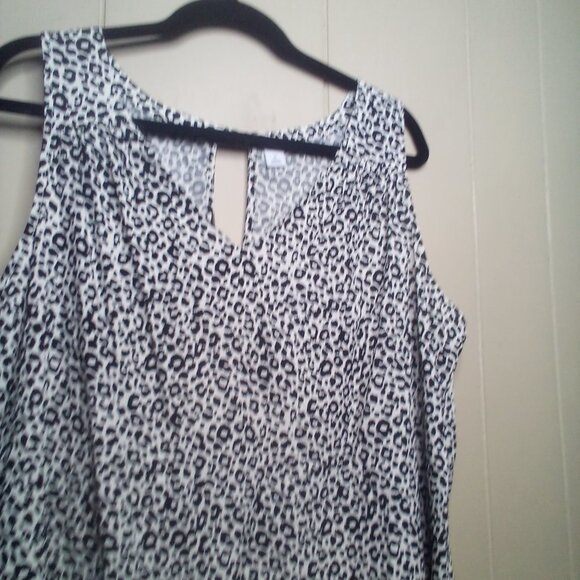 Old Navy Blouse XL Sleeveless V-Neck Flowing Animal Print Black White - Picture 9 of 15